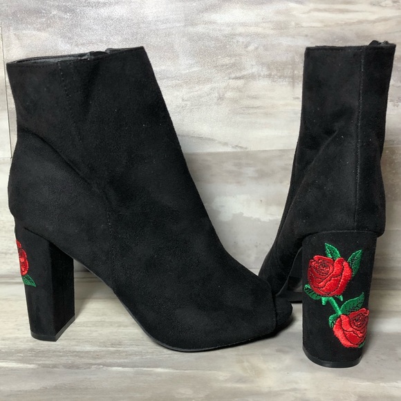 Wild Diva Shoes - NWOT Wild Diva Lounge Ankle Booties